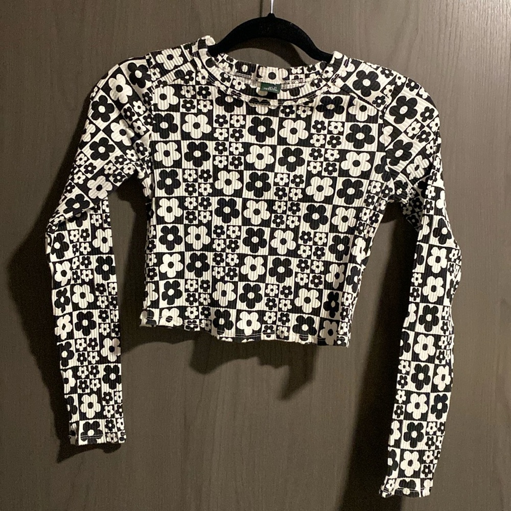 Floral black and white daisy print size smallomg sleeve crop